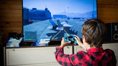 Les enfants jouent à GTA et ça pose un problème